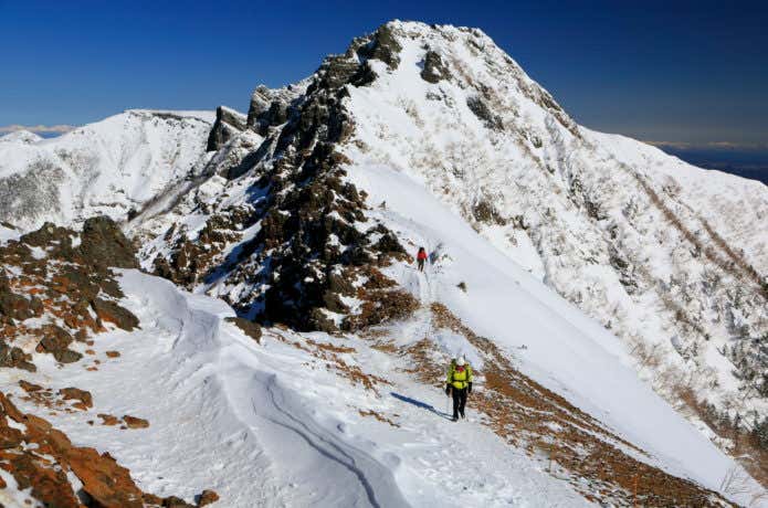 赤岳天望荘付近から稜線を行く登山者と八ヶ岳連峰・横岳・硫黄岳方面