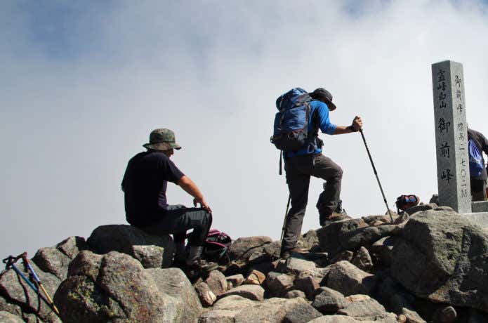 休憩する登山者