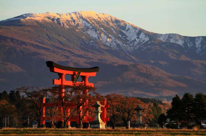 羽黒山大鳥居と月山