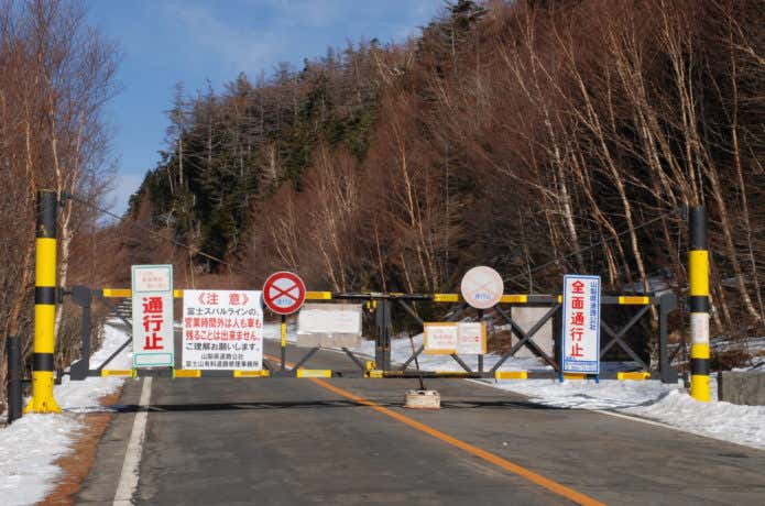 富士スバルラインの冬季通行止めの様子