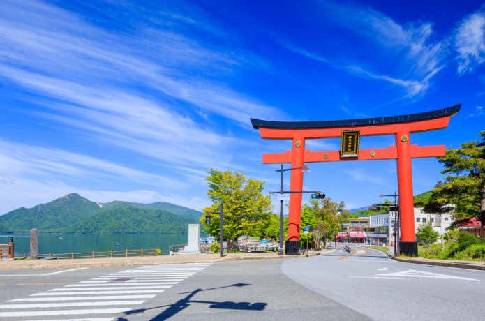 中禅寺湖と青銅鳥居