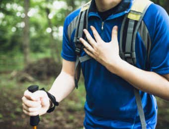 呼吸が乱れている登山者