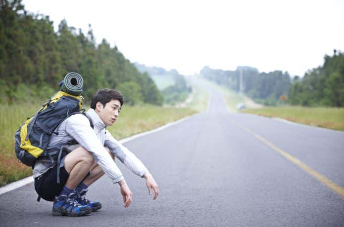 座り込む登山者