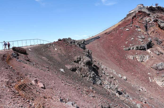 富士山山頂の剣ヶ峰に向かうコース