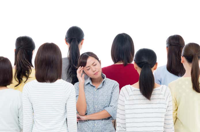 悩む人