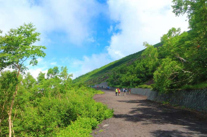 吉田口5合目から富士山山頂へ出発する人