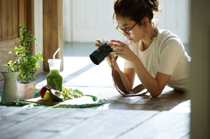 ミラーレスカメラで写真を撮る女性