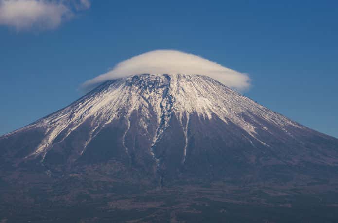富士山にかぶるレンズ雲