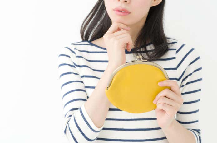 財布を持つ人