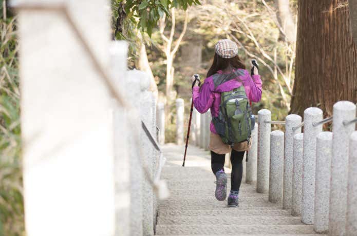 高尾山をハイキングの服装で歩く女性