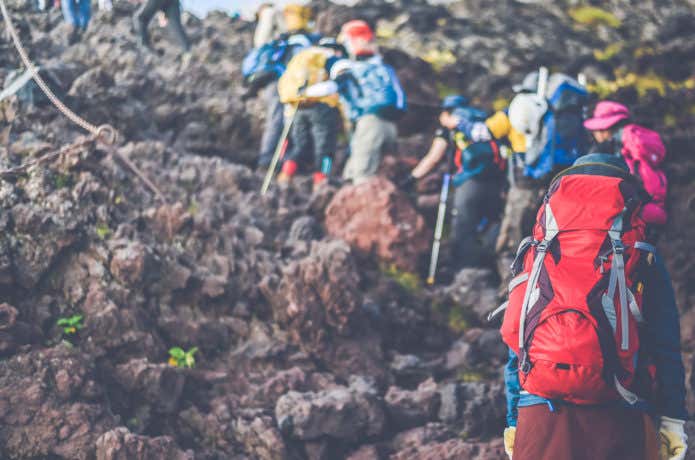 落石が起きそうな登山道
