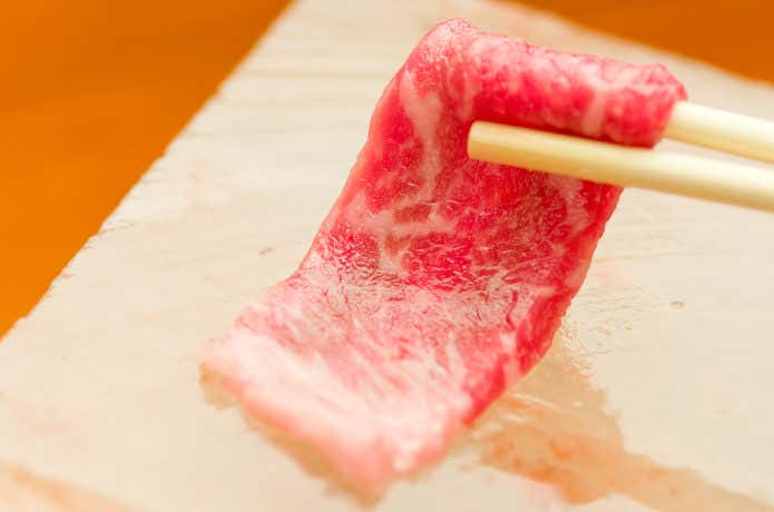 岩塩プレートで肉を焼く