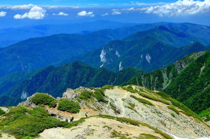 南アルプス・仙丈ヶ岳の稜線を行く登山者