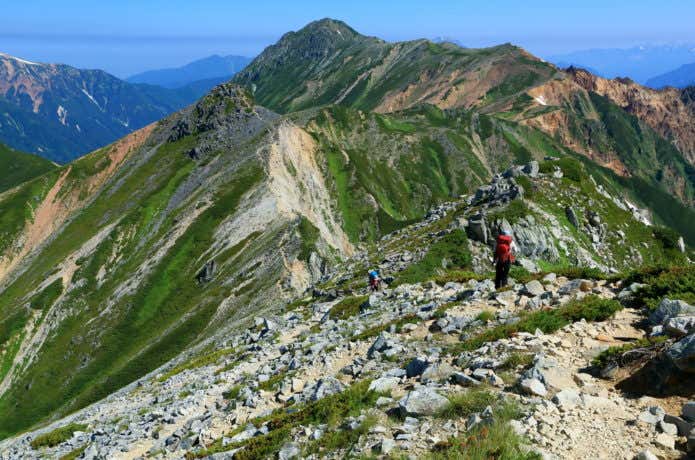 水晶岳に縦走で訪れる登山者