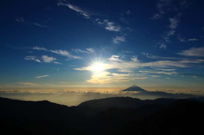 間ノ岳山頂からの富士山と太陽