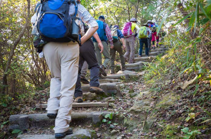 登山をする人々
