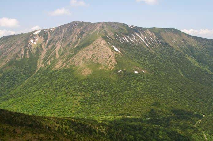 早池峰山｜200種類もの高山植物と巨岩のコントラスト！岩手の名峰を堪能しよう | YAMA HACK[ヤマハック]