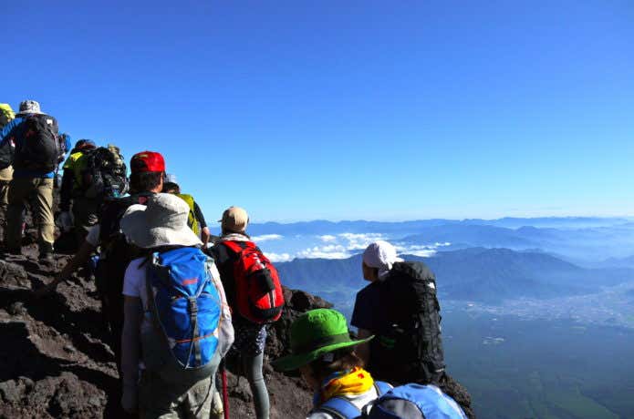 富士山に登山する人たち