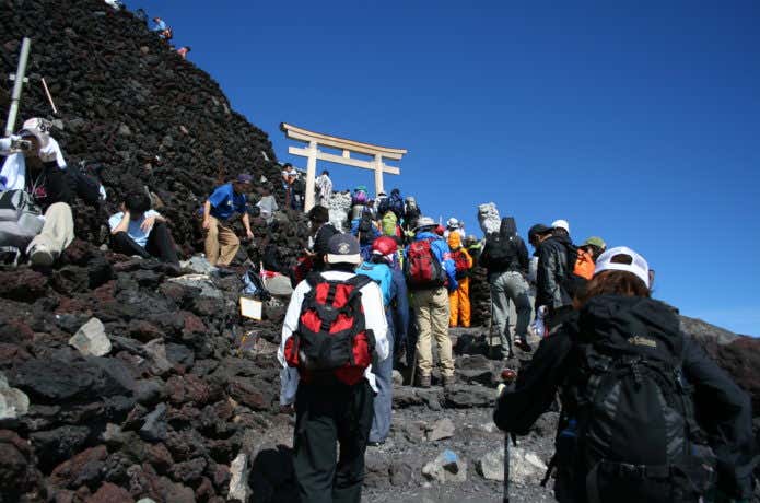 富士山に登山する人