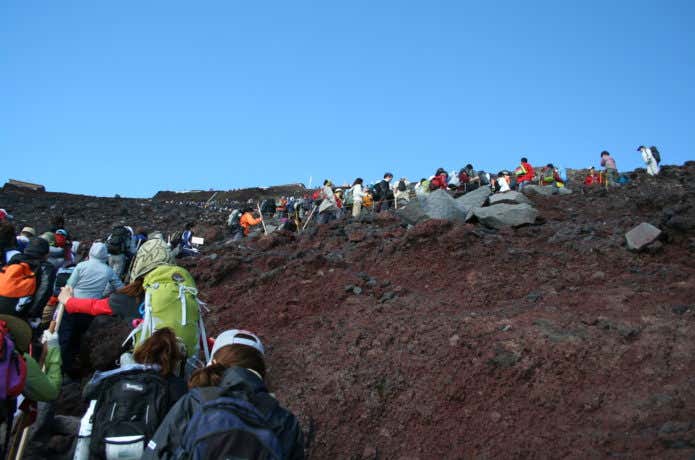 登山道　落石