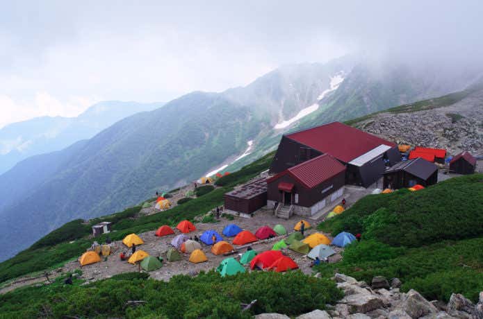 山小屋の横のテント場