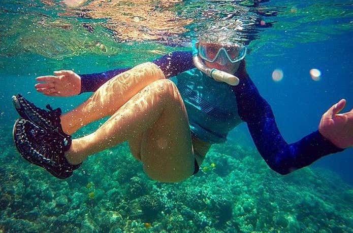 キーンユニークを水中で履いている女性