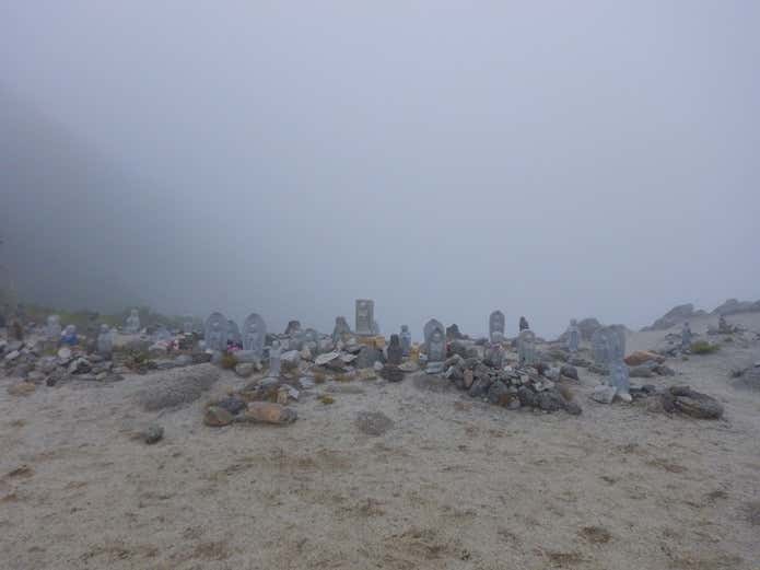 雨霧の山