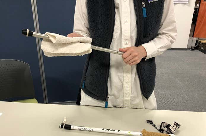 レキのトレッキングポールをメンテナンスする人