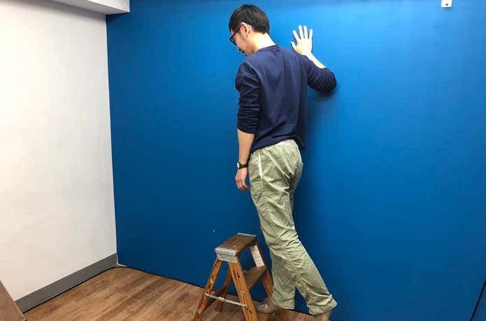 壁に手をついてトレーニング