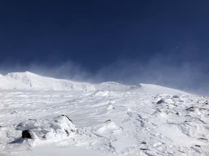 吹雪の山