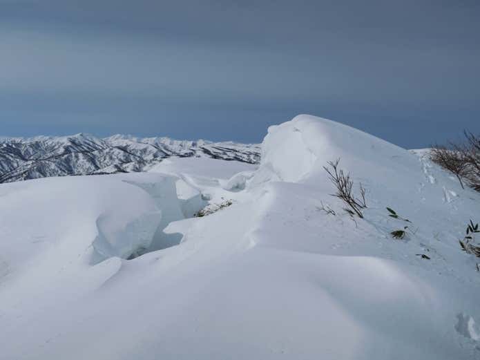 雪の山