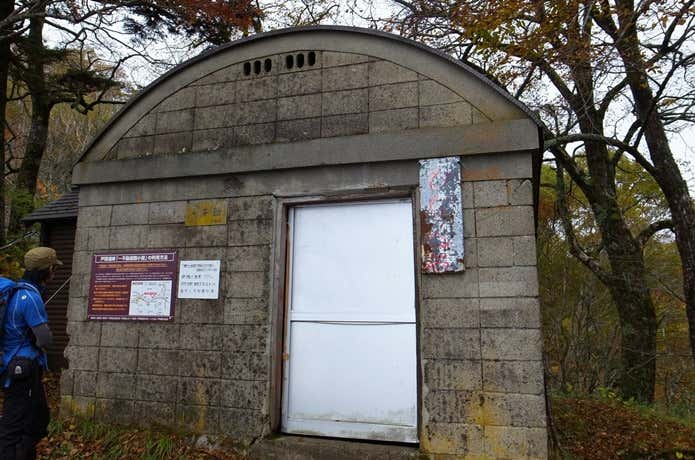 高妻山の一不動避難小屋