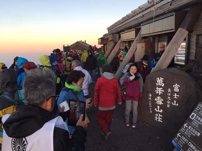 人手にぎわう万年雪山荘の入り口