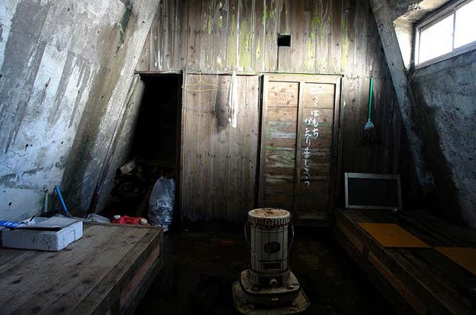 避難小屋の室内
