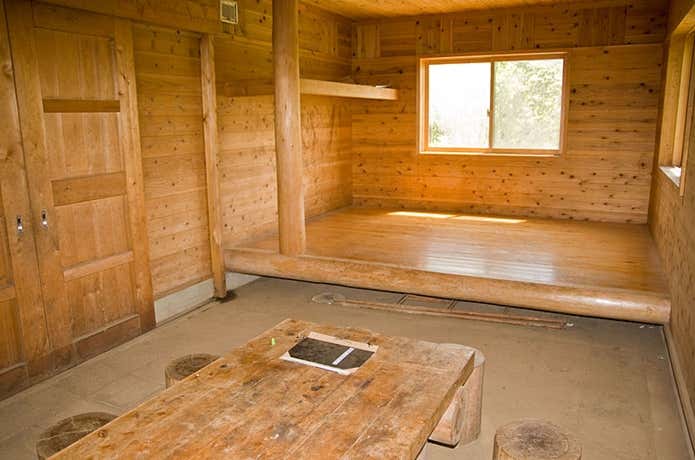 避難小屋の室内