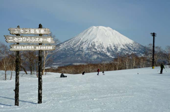 羊蹄山をバックにスキー