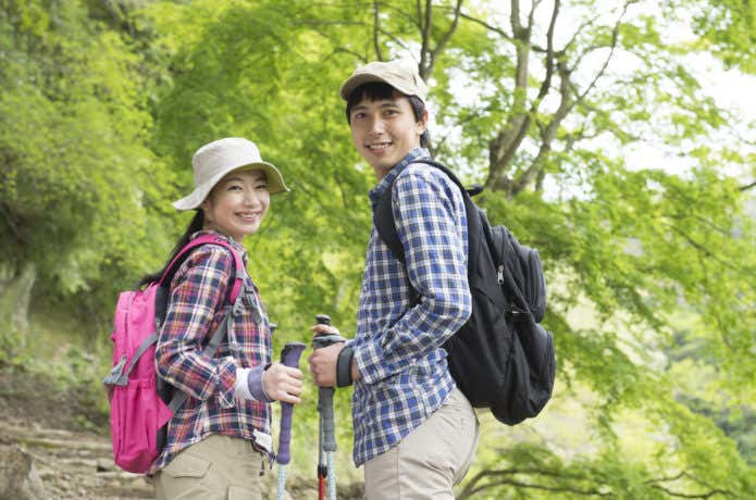 登山の服装をしている男女