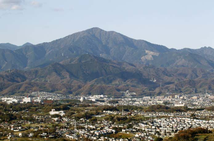 大山と周辺の住宅街