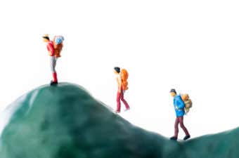 登山をする人形