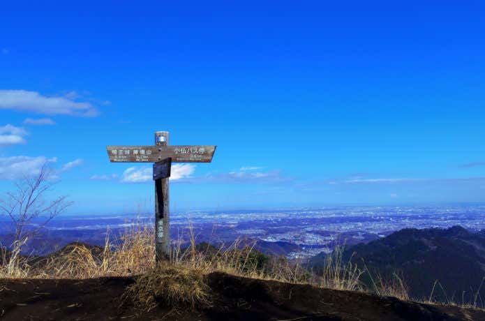 景信山山頂からの眺めと青空