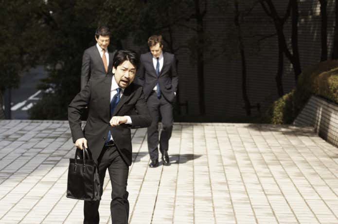 遅刻しそうな男性