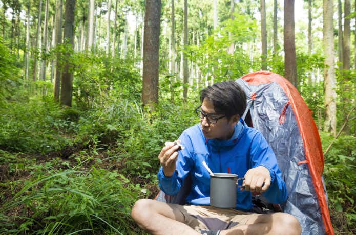 おにぎりを食べる男性