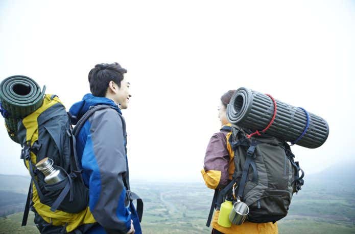 泊まりで登山に行くカップル