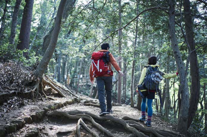 登山するカップル