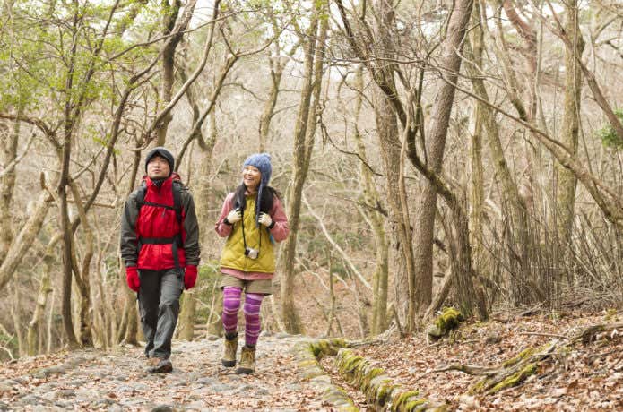 仲間と会話をする登山者