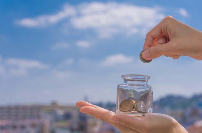 貯金箱にお金を入れる人