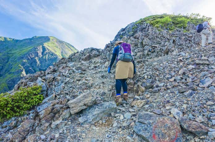 小聖岳を登る登山者の画像