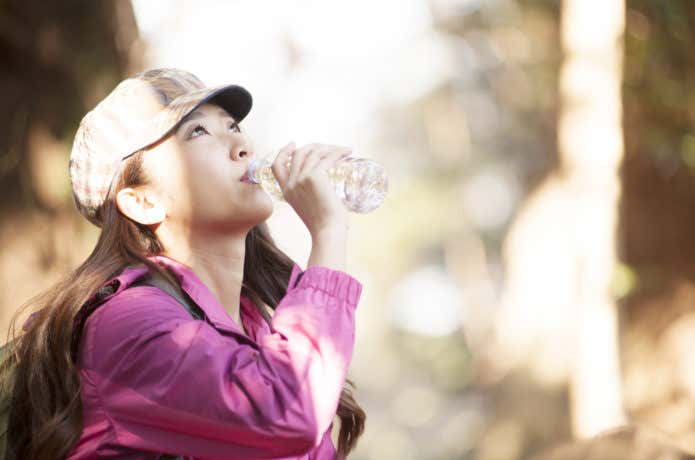 水分補給する女性