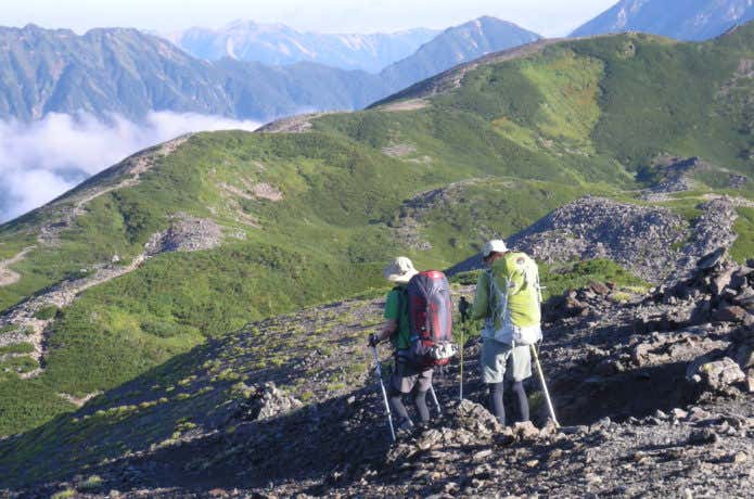 蝶ヶ岳を歩く登山者