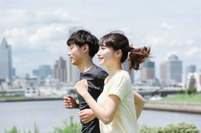 走っている男女